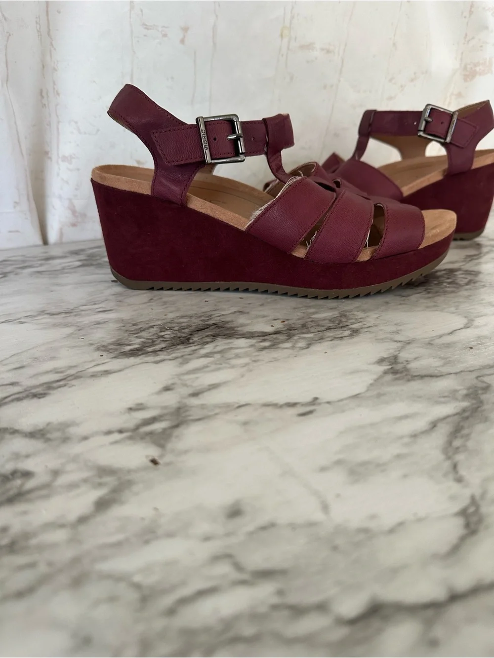 Vionic Tawny Burgundy Wedge Leather Sandals Sz 9 Comfort Casual Orthotic Comfy